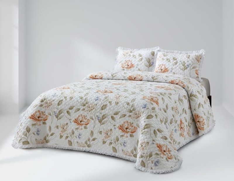 Colcha lencera con volante en tonos beige y nude.