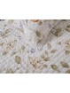 Colcha lencera con volante en tonos beige y nude.