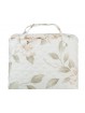 Colcha lencera con volante en tonos beige y nude.