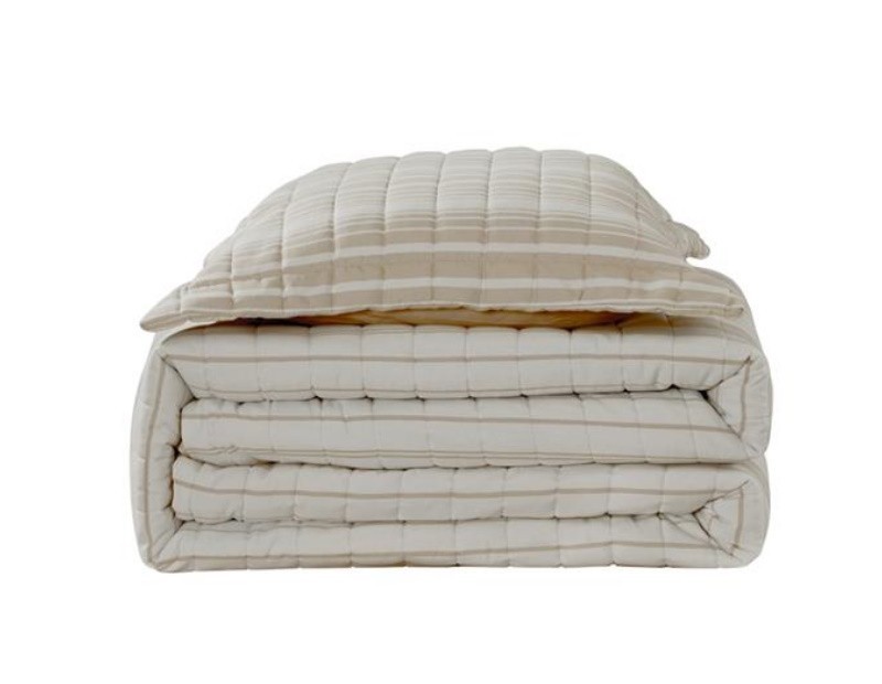 Edredón de verano reversible y ligero en color beige y blanco. Diseño de rayas.