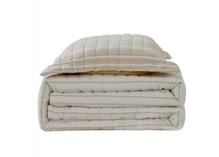 Edredón de verano reversible y ligero en color beige y blanco. Diseño de rayas.