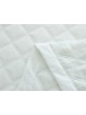 Colcha blanca bordada con cuadros de gran calidad y muy suave.