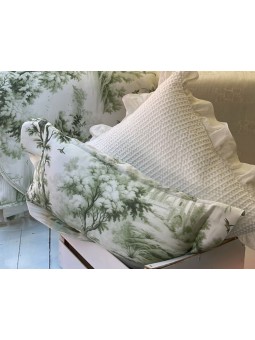 Cojín de satén con estampado toile en color verde o beige. NE HOME calidad premium en textiles.