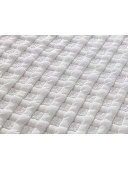 Detalle de textura efecto gofre en colcha blanca reversible – KAY – Manterol