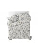 Vista del edredón Nilo con estampado floral y fundas de cojín a juego.