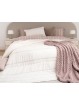 Edredón gris claro con bordado Tafel en composición de cama con accesorios de manta y cojines. Imagen ampliada