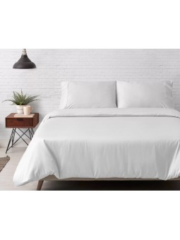 Juego de funda nórdica de seda de bambú Nature montando en la cama en color blanco