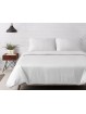 Juego de funda nórdica de seda de bambú Nature montando en la cama en color blanco