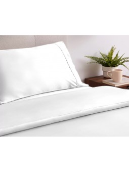 Detalle de almohadones y saco del juego de funda nórdica de seda de bambú Nature en color blanco.