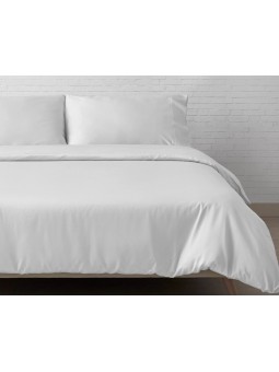 Juego de funda nórdica de seda de bambú Nature montando en la cama con zoom en color blanco