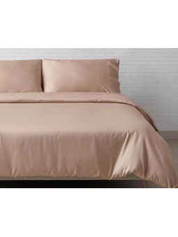 Juego de funda nórdica de seda de bambú Nature montando en la cama con zoom en color beige