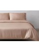 Juego de funda nórdica de seda de bambú Nature montando en la cama con zoom en color beige