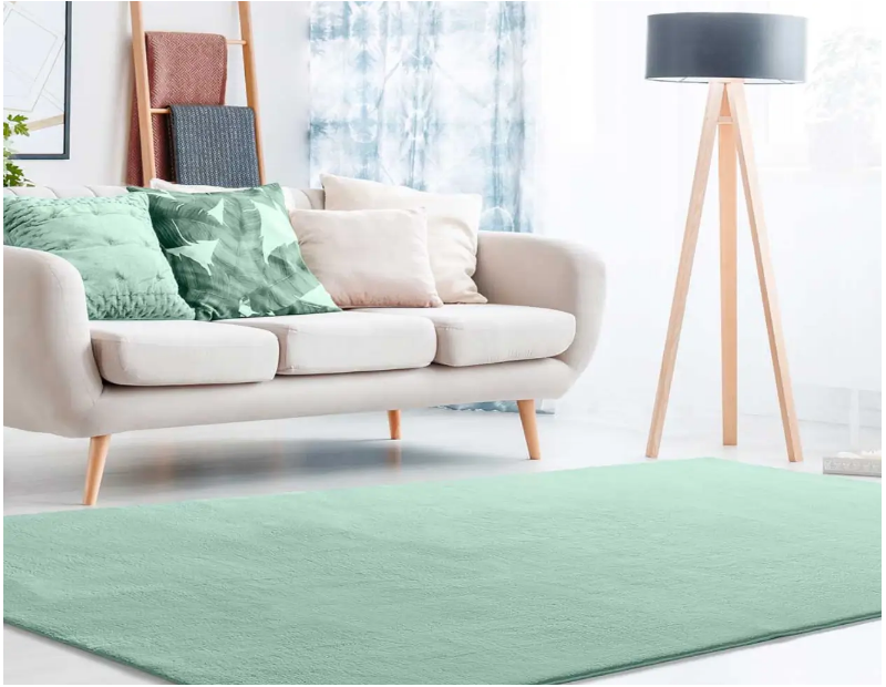 Alfombra en color liso de tejido extra suave en color verde agua expuesta en ambiente de salón
