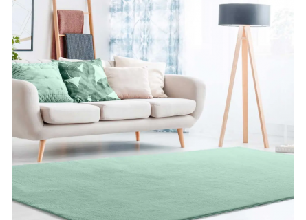 Alfombra en color liso de tejido extra suave en color verde agua expuesta en ambiente de salón