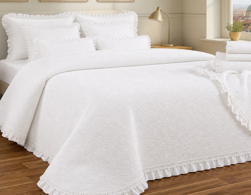 Colcha Martina NE HOME en color blanco con volante y puntilla