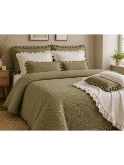 Colcha Martina NE HOME en color verde con volante y puntilla expuesta en la cama