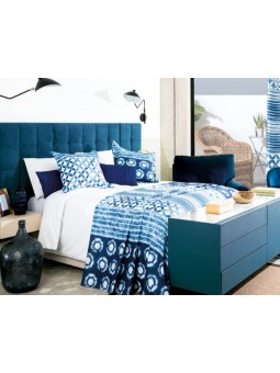 Manta de pie de cama estampado en tonos azules que darán vida a tu dormitorio.