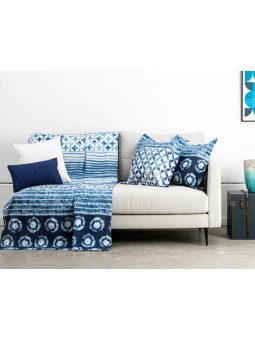 Cubre sofá estampado en tonos azules que darán vida a tu dormitorio.