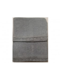 Juego de toallas lencero con puntilla en algodón 100% en color gris.