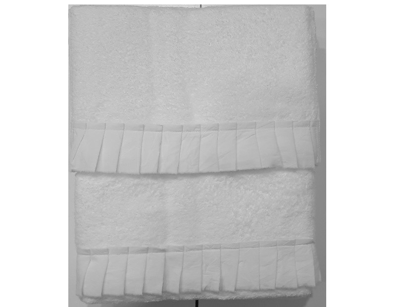 Juego de toallas con volante para baño. Diseño estilo lencero en blanco