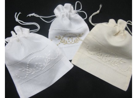 Bolsa saquito de algodón con diseño bordado en color blanco o beige