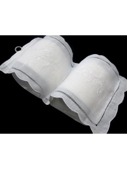 Porta rollos de papel higiénico estilo lencero en color blanco. Es un diseño bordado.