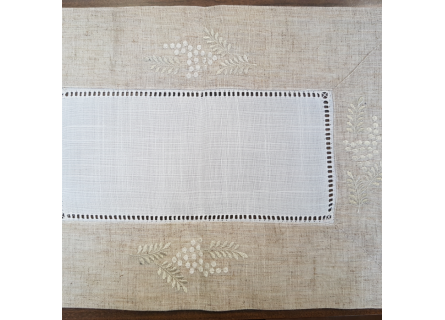 Tapete de hilo bordado con detalle de mimosas en color blanco y lino.