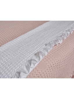 Manta plaid NE HOME estilo romántica con volante en color blanco, rosa, gris y beige.