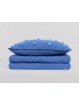 Colcha bouti de verano y primavera acolchada en color azul. Diseño Nataly con pompones  cosidos en el cojín.