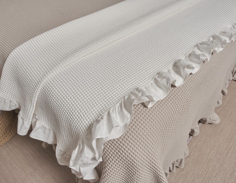 Manta lencera tipo plaid para poner a los pies de la cama con volante en color blanco, gris, verde, rosa, azul y beige.