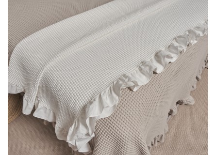 Manta lencera tipo plaid para poner a los pies de la cama con volante en color blanco, gris, verde, rosa, azul y beige.
