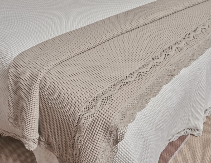 Manta plaid lencera con puntilla para pie de cama en color blanco, natural , beige, arena, rosa, verde y gris.