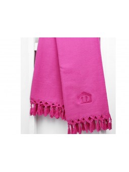Toalla pareo de playa  en color rosa diseñada con flecos ligera y de gran absorción en algodón 100%. Firma Manterol.