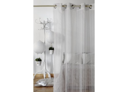 Visillo confeccionado con ollados en color blanco con detalle sencillo de rayas verticales muy finas.