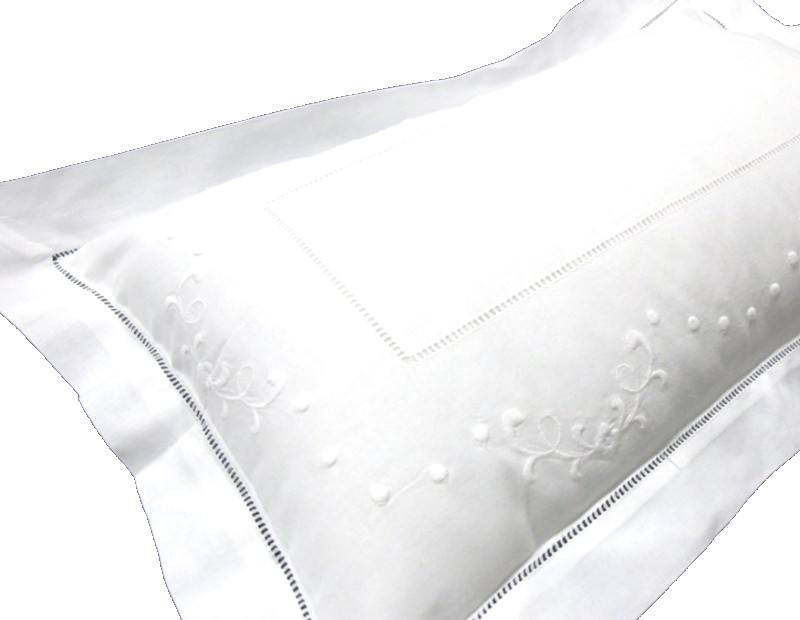 Funda de cojín cuadrante estilo lencero con vainicas y bodoques bordados en color blanco