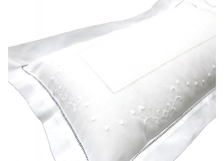 Funda de cojín cuadrante estilo lencero con vainicas y bodoques bordados en color blanco