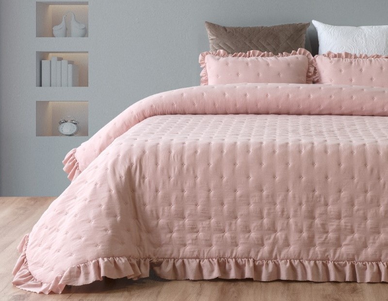 Colcha edredón estilo lencera con volante en color rosa, ideal. Tamaño Cama  135cm