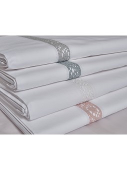 Set de sábanas Cefalú de algodón con puntilla entre dos en color blanco, rosa, verde agua, gris, y arena.