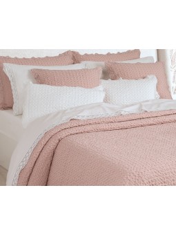 Colcha, cojines y plaid con puntilla en color rosa de NE HOME cuyo tejido es calidad premium - diseño Aurora.