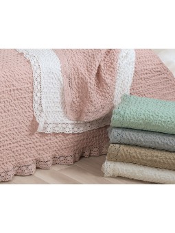 Colcha, cojines y plaid con puntilla en color rosa de NE HOME cuyo tejido es calidad premium - diseño Aurora.