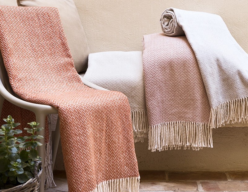 Manta plaid muy suave con flecos para sofá o pie de cama en color coral, beige, rosa o gris.